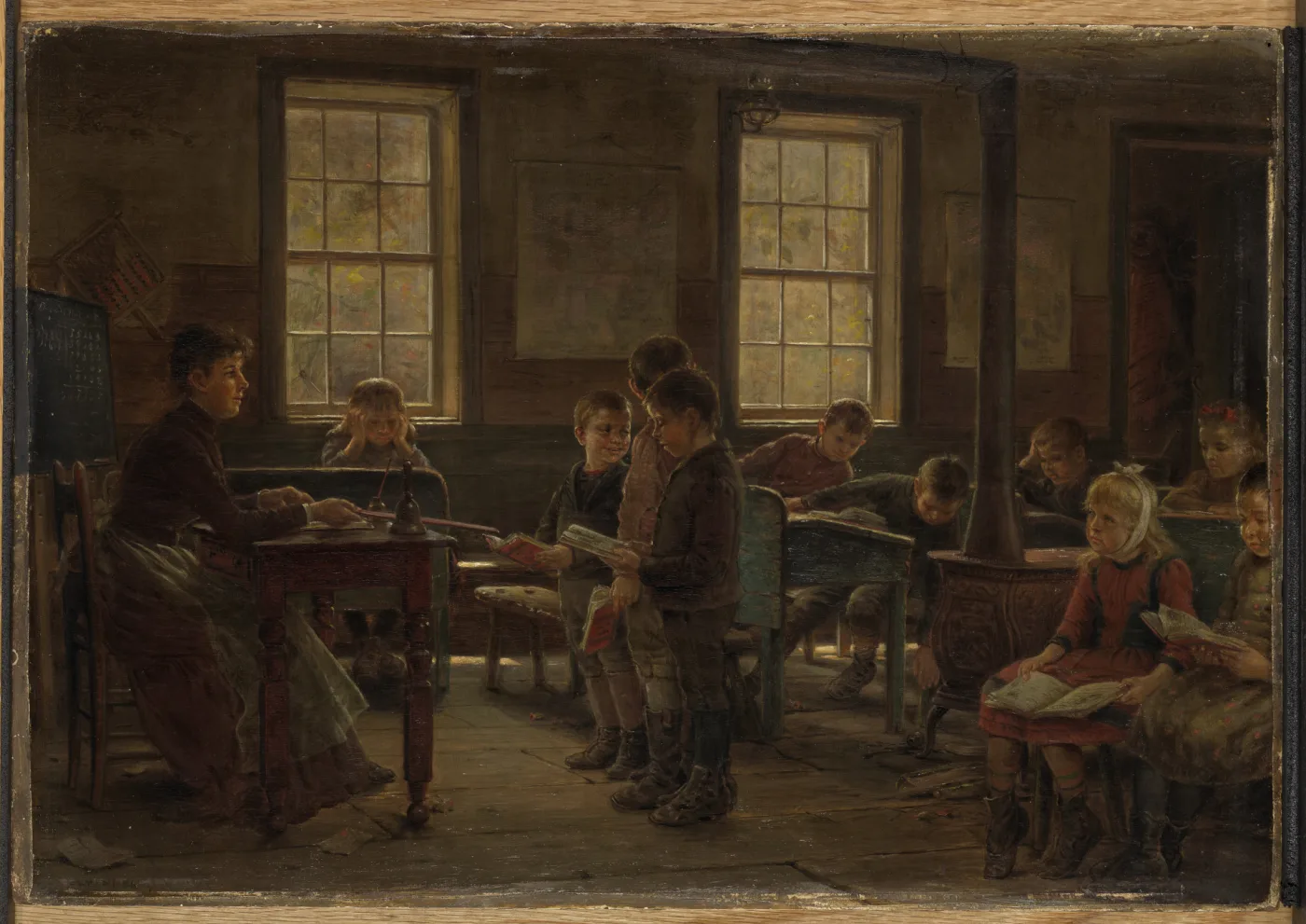 Interior de uma escola rural norte-americana com alunos de diferentes idades e um professor ao fundo.
